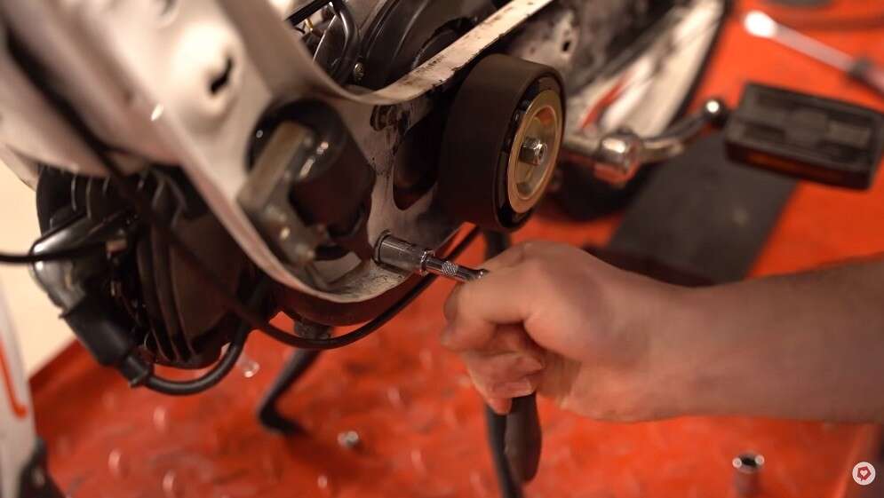 Das Erhöhen der Keilriemen-Spannung kann durch das Versetzen des Motors erreicht werden Das Erhöhen der Keilriemen-Spannung kann durch das Versetzen des Motors erreicht werden