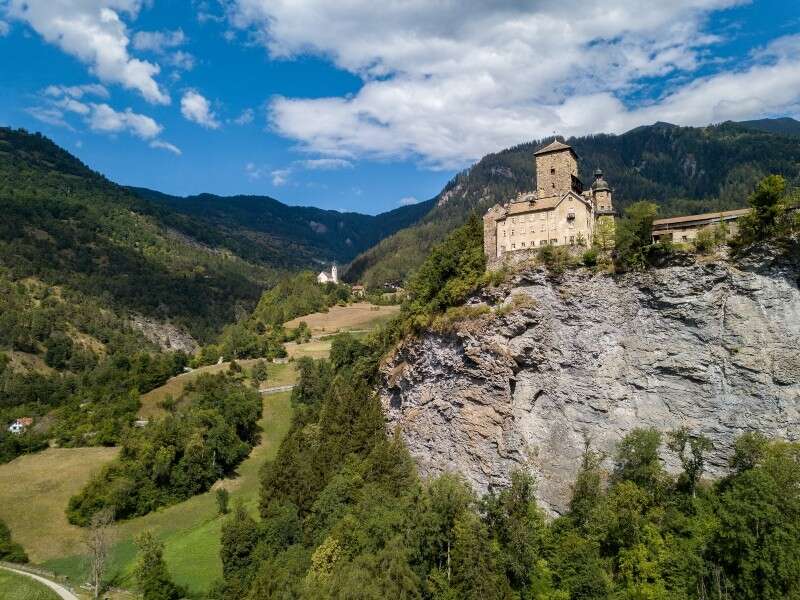 Schloss Ortenstein | Burganlage auf dem Gebiet der Fraktion Tumegl/Tomils der Gemeinde Domleschg Schloss Ortenstein | Burganlage auf dem Gebiet der Fraktion Tumegl/Tomils der Gemeinde Domleschg
