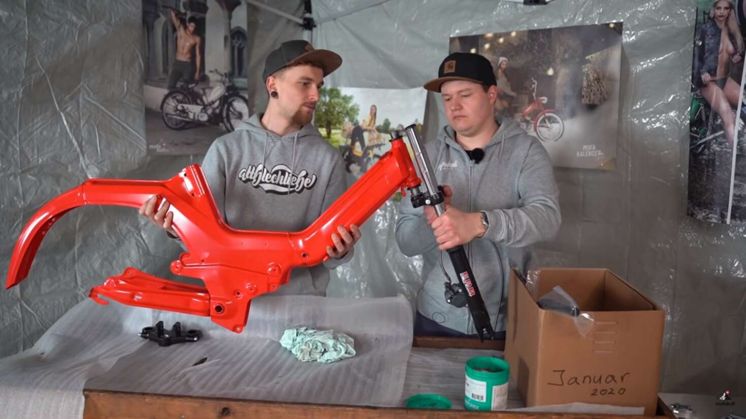 Höhepunkt der Prozedur ist das Montieren der neuen Gabel Höhepunkt der Prozedur ist das Montieren der neuen Gabel