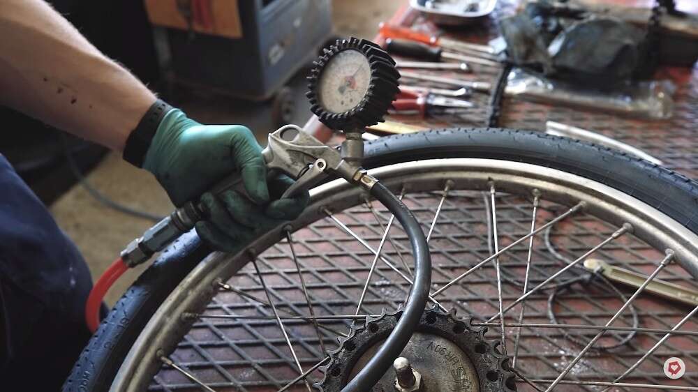 Das Prüfen des Reifendrucks geht schnell und kann Probleme vermeiden Das Prüfen des Reifendrucks geht schnell und kann Probleme vermeiden