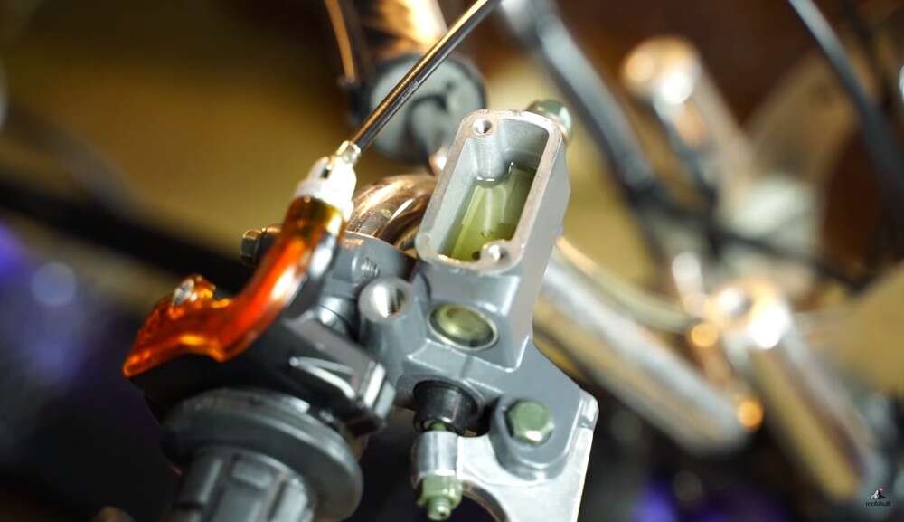 Beim Entlüftungsprozess wird Bremsflüssigkeit über den Bremsflüssigkeitsbehälter nachgefüllt Beim Entlüftungsprozess wird Bremsflüssigkeit über den Bremsflüssigkeitsbehälter nachgefüllt