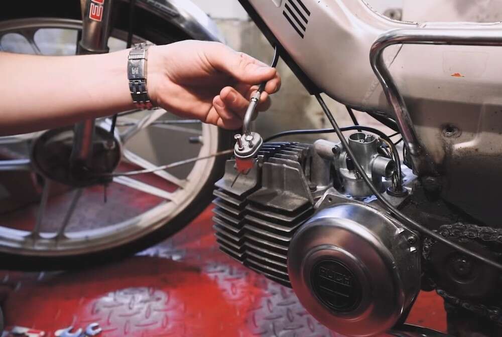 Gelöst ist der Vergaser recht schnell - etwas achten sollte man auf auslaufendes Benzin Gelöst ist der Vergaser recht schnell - etwas achten sollte man auf auslaufendes Benzin