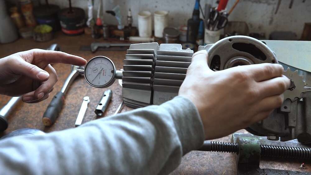 Die Messuhr wird anstelle der Zündkerze angeschraubt, um den oberen Totpunkt zu ermitteln Die Messuhr wird anstelle der Zündkerze angeschraubt, um den oberen Totpunkt zu ermitteln