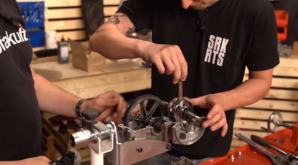 Der Pleuel überträgt die Kraft des Motors auf den Antrieb und ist dabei großen Belastungen ausgesetzt Der Pleuel überträgt die Kraft des Motors auf den Antrieb und ist dabei großen Belastungen ausgesetzt