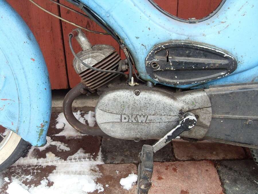 Motor mit Vergaserdeckel und Kaltstarthebel (Ur-Hummel von 1957) Motor mit Vergaserdeckel und Kaltstarthebel (Ur-Hummel von 1957)