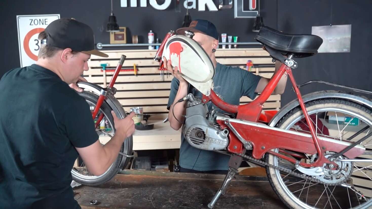 Die Experten von mofakult.ch bauen ein Mofa auseinander Die Experten von mofakult.ch bauen ein Mofa auseinander