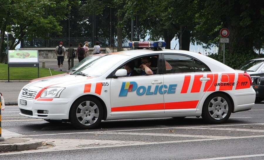 Für 2 Personen auf einem Töffli muss eine Genehmigung vorliegen - sonst kann es Ärger geben Für 2 Personen auf einem Töffli muss eine Genehmigung vorliegen - sonst kann es Ärger geben