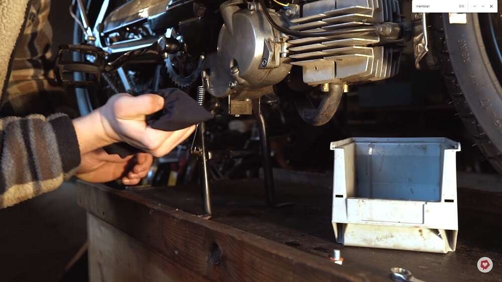 Auslaufendes Gemisch kann auf einen undichten Motor hindeuten Auslaufendes Gemisch kann auf einen undichten Motor hindeuten