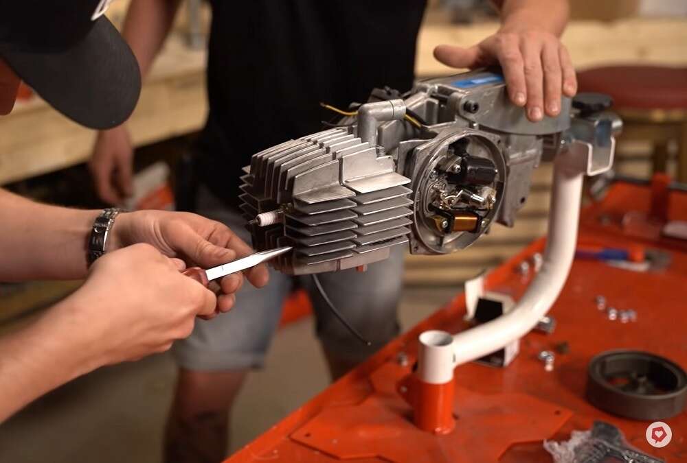 Ein Motorhalter erleichtert die Arbeit enorm Ein Motorhalter erleichtert die Arbeit enorm