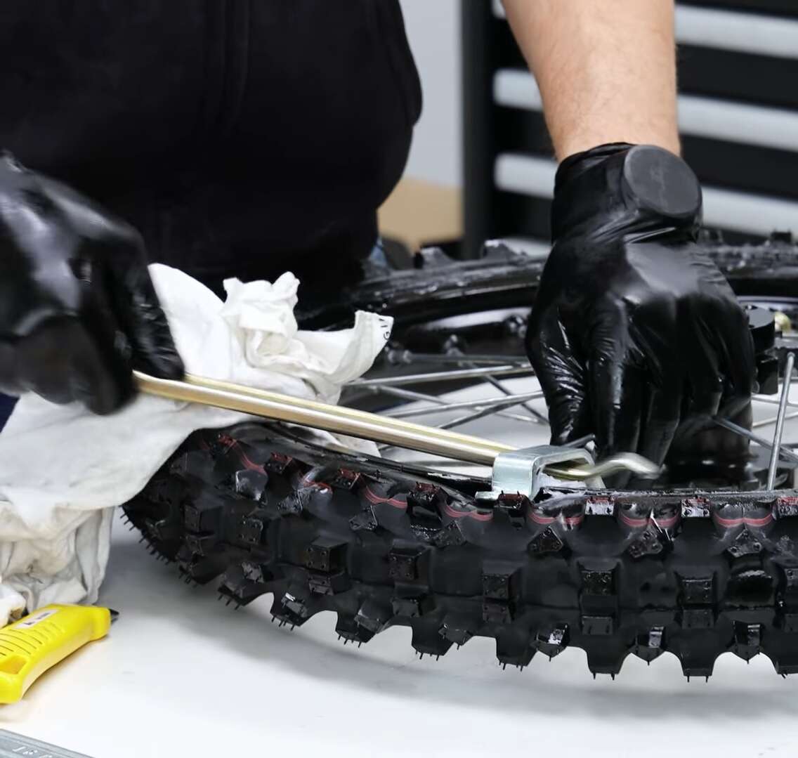 Am Schluss wird die Reifenmontagehilfe entfernt Am Schluss wird die Reifenmontagehilfe entfernt