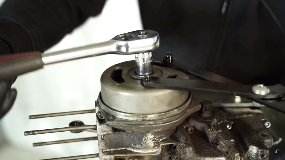 Im ersten Schritt wird die Mutter vom Polrad gelöst Im ersten Schritt wird die Mutter vom Polrad gelöst