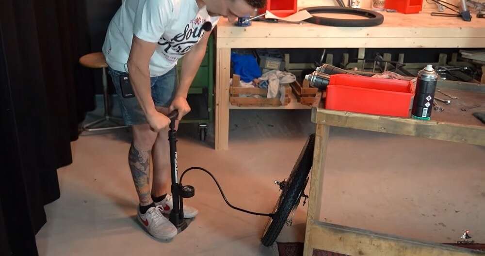 Stand-Luftpumpe schwarz (3 Ventilanschlüsse) Stand-Luftpumpe schwarz (3 Ventilanschlüsse)