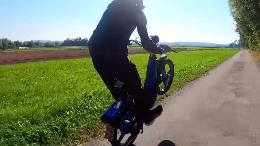 Ein Minimum an Körperbeherrschung ist notwendig, um ein Mofa-Wheelie über eine längere Strecke durchzuführen Ein Minimum an Körperbeherrschung ist notwendig, um ein Mofa-Wheelie über eine längere Strecke durchzuführen