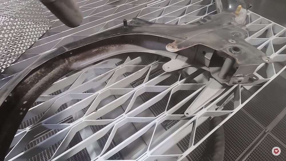 Vor der Neubeschichtung muss das Werkstück möglichst von allen Lackresten befreit werden Vor der Neubeschichtung muss das Werkstück möglichst von allen Lackresten befreit werden