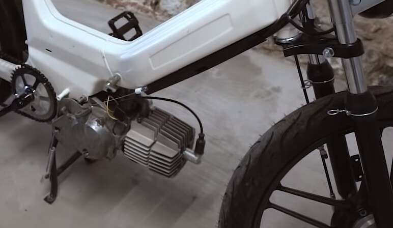 Der Spannungsregler sorgt für gleichbleibende Stromversorgung Der Spannungsregler sorgt für gleichbleibende Stromversorgung