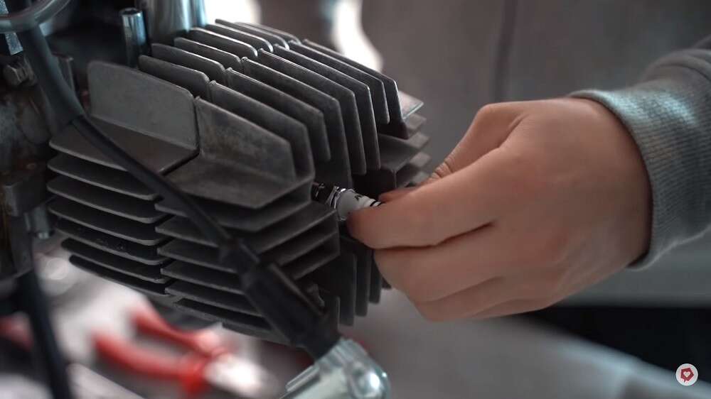 Die Zündspule sorgt für die benötigte Spannung, so dass ein Zündfunke entstehen kann Die Zündspule sorgt für die benötigte Spannung, so dass ein Zündfunke entstehen kann