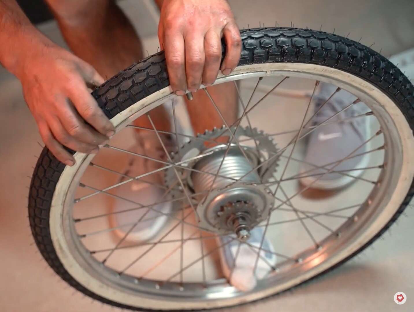 Die Laufrichtung des Reifens sollte man beachten Die Laufrichtung des Reifens sollte man beachten