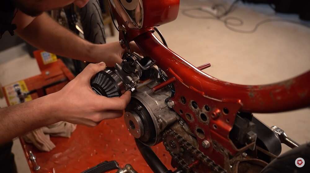 Mofa-Vergaser ausbauen Mofa-Vergaser ausbauen