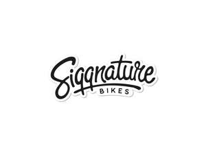 Siggnature Aufkleber «Siggnature Bikes» 70 x 30 mm weiss Siggnature Aufkleber «Siggnature Bikes» 70 x 30 mm weiss