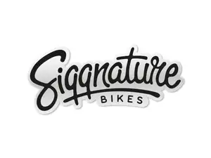 Siggnature Aufkleber «Siggnature Bikes» 120 x 50 mm transparent schwarz Siggnature Aufkleber «Siggnature Bikes» 120 x 50 mm transparent schwarz